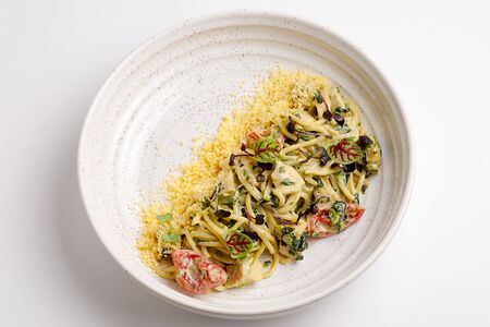 Паста с курицей в шпинатно-сливочном соусе с томатами