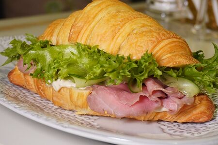 Круассан с ростбифом