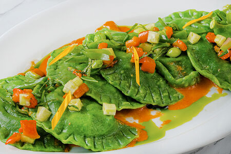 Вареники со шпинатом и постным сыром с соусом из болгарского перца