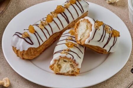 Эклер с карамелизированной грушей и сыром