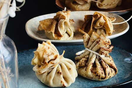 Блины с томатным паштетом и сулугуни 