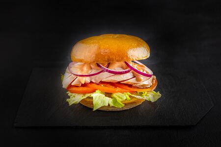 Бургер Цезарь с куриным филе 