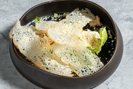 Салат с креветками, романо и пармезаном 