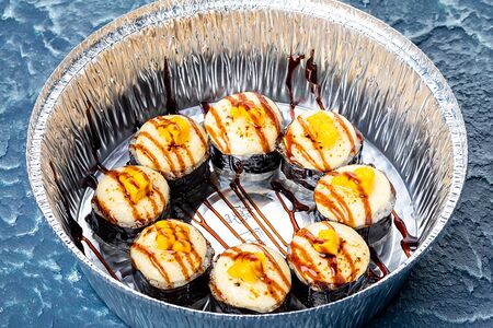 Запеченый ролл с лососем