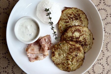 Драники с яйцом пашот и беконом