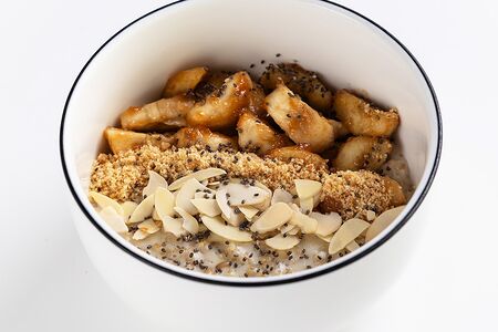 Овсяная каша на молоке с бананом в карамели, лепестками миндаля и печеньем