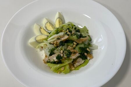 Салат Зеленый с курочкой и кедровыми орешками
