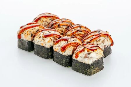 Жареный лосось, шампиньоны и салат