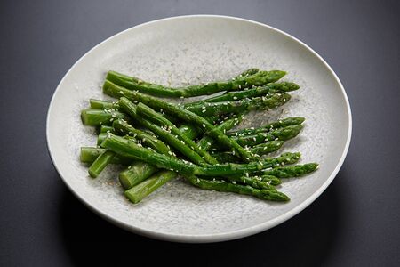 Спаржа жареная
