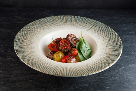 Осьминог с бейби картофелем и вялеными томатами