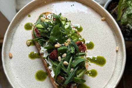 Тост с авокадо и миндальной рикоттой