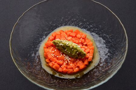 Тартар из форели с гуакамоле и соусом лемонграсс