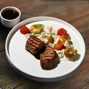 Телячьи медальоны с картофелем беби и беконом*