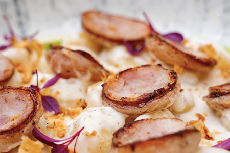 Жареная домашняя колбаса с ньоки в сливочно-грибном соусе