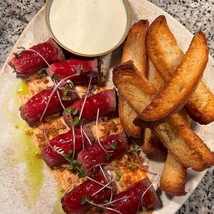 Рулетики из говядины с чесночными гренками