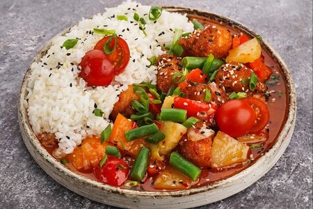 Курица в соусе чили с рисом