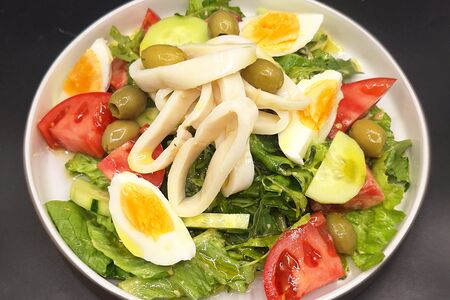 Салат с кальмаром и овощами 