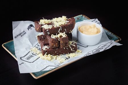 Гренки с творожно-чесночным соусом