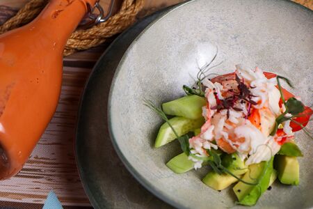 Андалузский гаспачо со страчателлой и авокадо