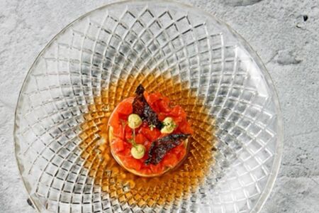 Тартар из лосося с гуакамоле и шисо