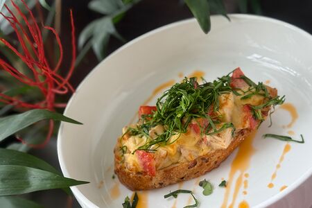 Брускетта, запеченная с цыпленком