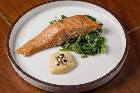 Запеченный лосось со шпинатом, зелеными бобами и муссом манго-маракуйя