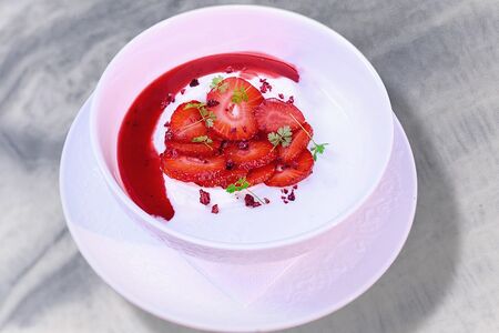 Взбитый творог, сезонные ягоды, клубничное кули