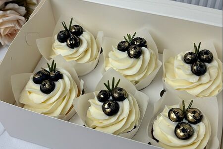 Капкейки белые с голубикой 