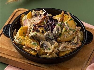 Сковорода с жареным картофелем, грибами и беконом