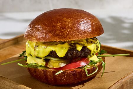 Бургер с котлетой из мраморной говядины