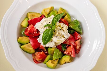 Авокадо, моцарелла Фиор ди латте и помидоры