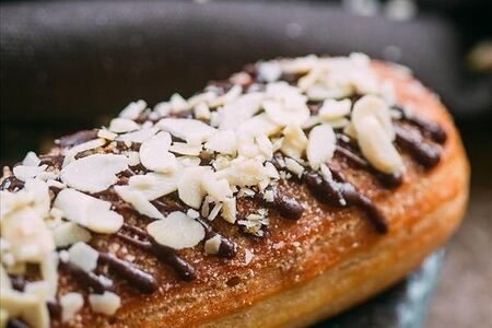 Эклер сникерс