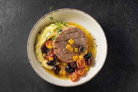 Тунец с картофельным пюре и эмульсией из оливок и маслин