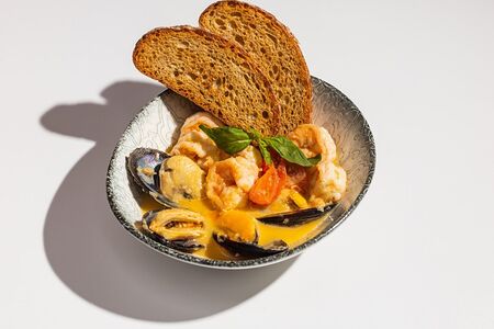 Тигровые креветки с мидиями