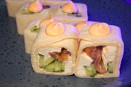 Тортилья с лососем и соусом Спайси