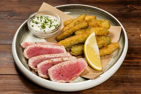 Тунец с кабачками фри