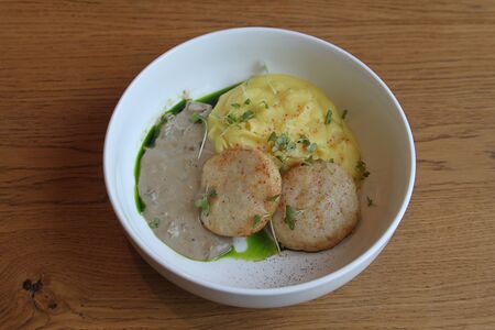 Котлеты из индейки с картофельным пюре и грибным соусом 