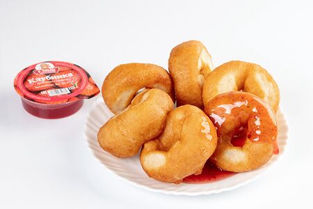 Пончики с клубникой