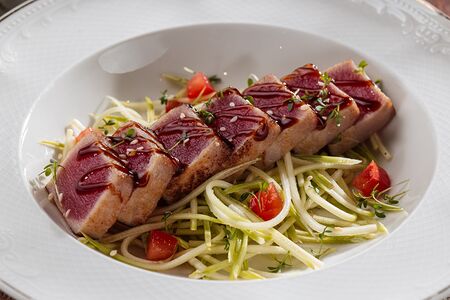 Тунец татаки с цукини и понзу