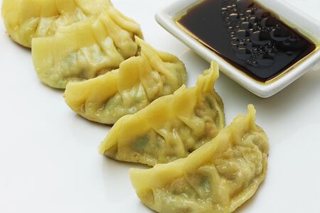 Дамплинги с тигровыми креветками и свининой