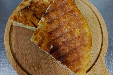 Половинка лаваша с сыром