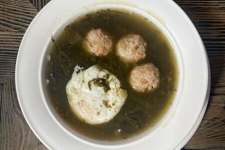 Суп из шпината, щавеля и свекольной ботвы с фрикадельками и яйцом пашот