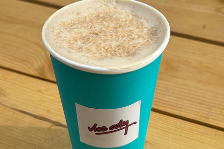 Клубничный латте с белым шоколадом