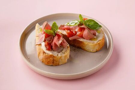 Брускетта с вителло и печеным перцем 