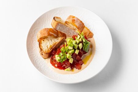 Тартар из тунца с соусом Тоннато