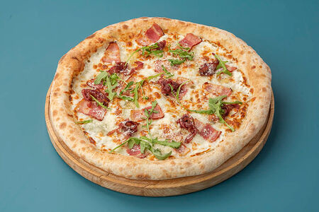 Пицца Мясная с карамелизированным луком и сыром дор-блю