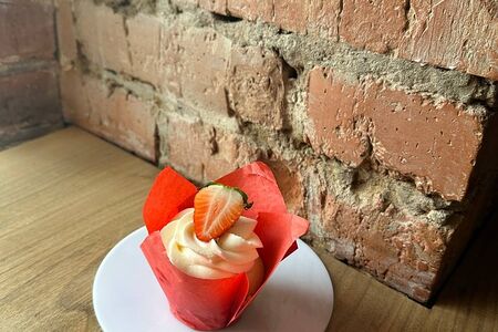 Капкейк ванильный с клубникой