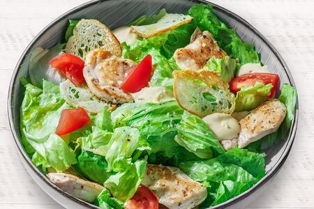 Салат Цезарь с цыпленком