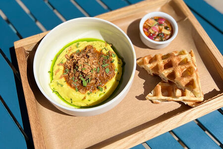 Томленая рваная говядина с картофельным пюре и маринованным сельдереем