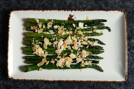 Спаржа с миндалем